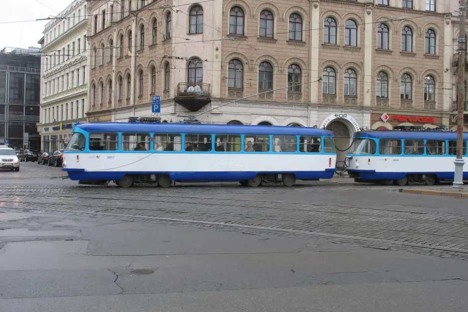 Riga motorvogn 30917 på 13.janvāra iela (2012)