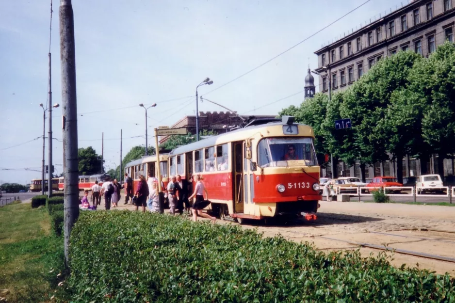 Riga sporvognslinje 4 med motorvogn 5-1133 på Grēcinieku iela (1992)