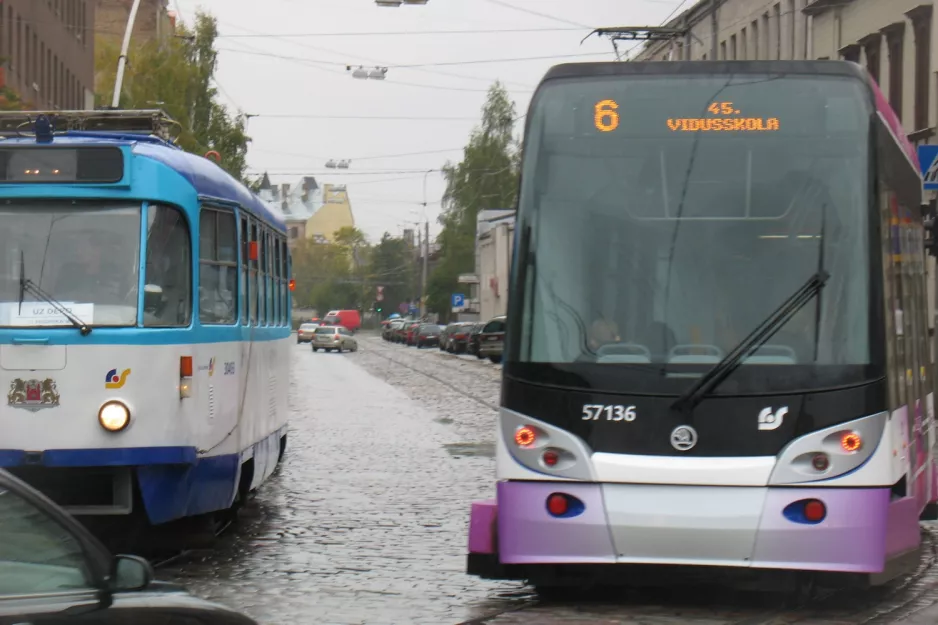 Riga sporvognslinje 6 med lavgulvsledvogn 57136 i krydset Aspazijas bulvāris/13.janvāra iela (2012)