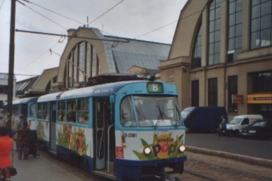 Riga sporvognslinje 8 med motorvogn 5-2081 nær Centrāltirgus (2005)