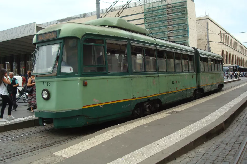 Rom sporvognslinje 14 med ledvogn 7013 ved Termini (2016)