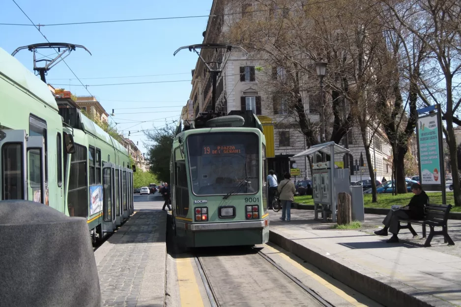 Rom sporvognslinje 19 med lavgulvsledvogn 9001 ved Risorgimento S.Pietro (2010)