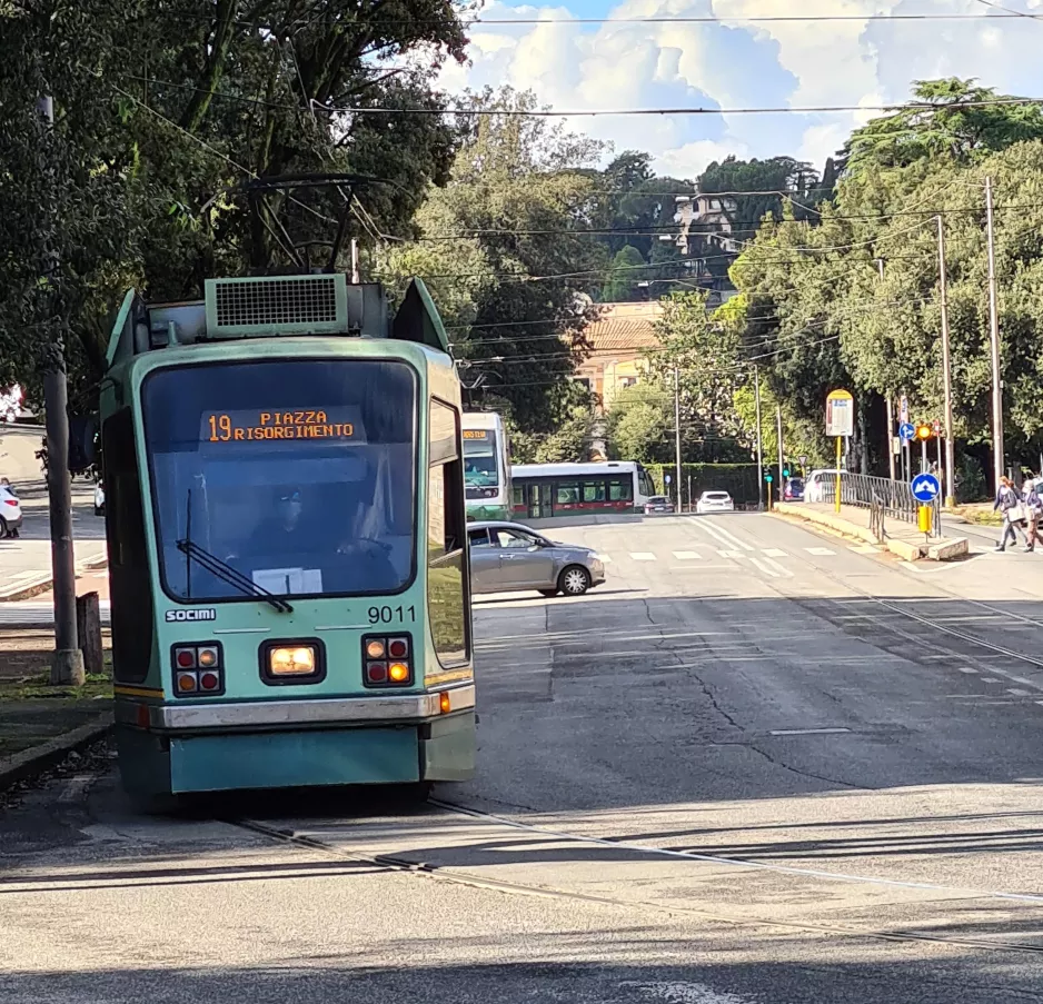 Rom sporvognslinje 19 med lavgulvsledvogn 9011 nær Villa Borghese (2020)