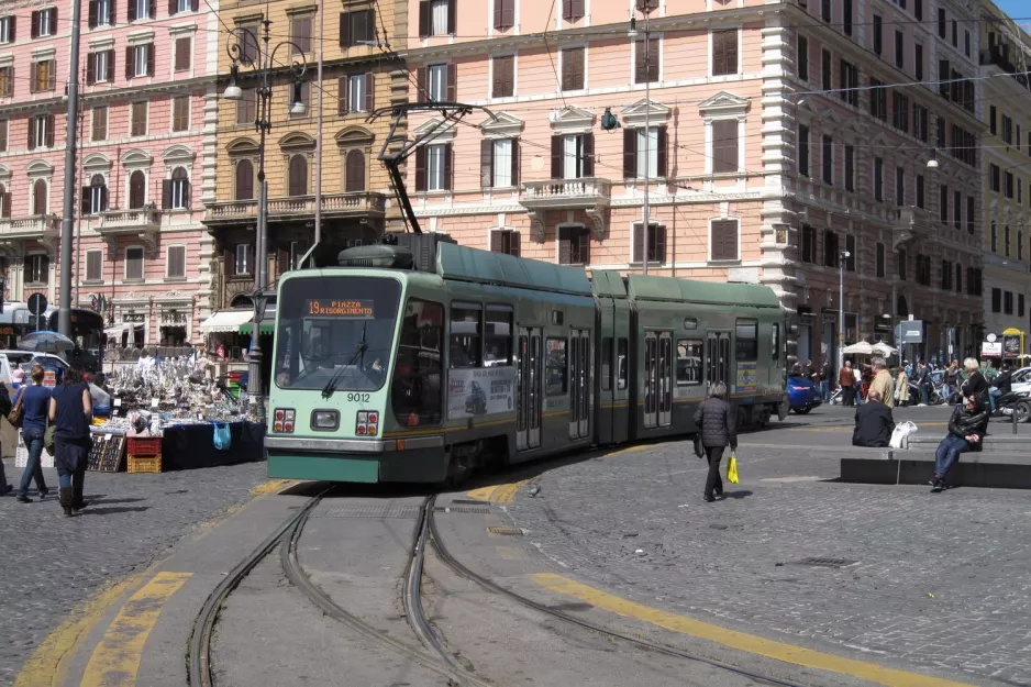 Rom sporvognslinje 19 med lavgulvsledvogn 9012 ved Risorgimento S.Pietro (2010)