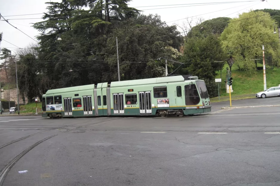Rom sporvognslinje 19 med lavgulvsledvogn 9018 på Piazza Thorvaldsen (2010)