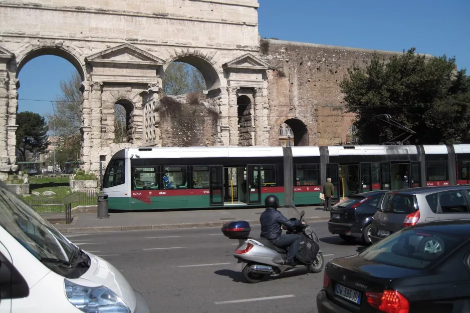 Rom sporvognslinje 19 med lavgulvsledvogn 9103 ved Gerani (2010)