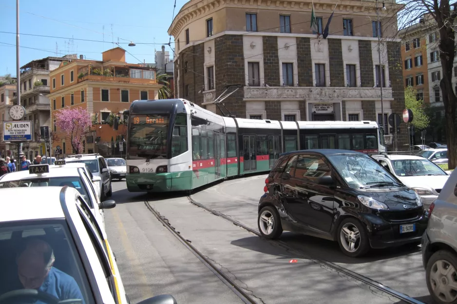 Rom sporvognslinje 19 med lavgulvsledvogn 9105 ved Risorgimento S.Pietro (2010)