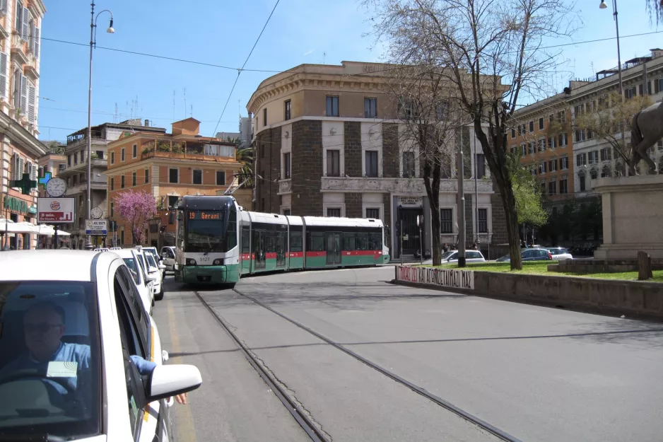 Rom sporvognslinje 19 med lavgulvsledvogn 9127 ved Risorgimento S.Pietro (2010)
