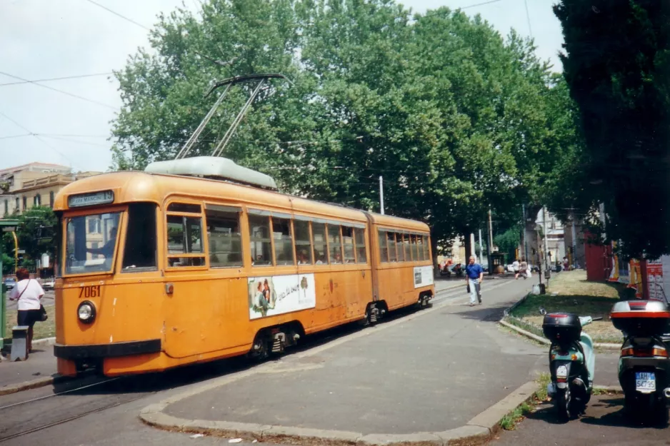 Rom sporvognslinje 19 med ledvogn 7061 på Piazza di Porta Maggiore (1999)