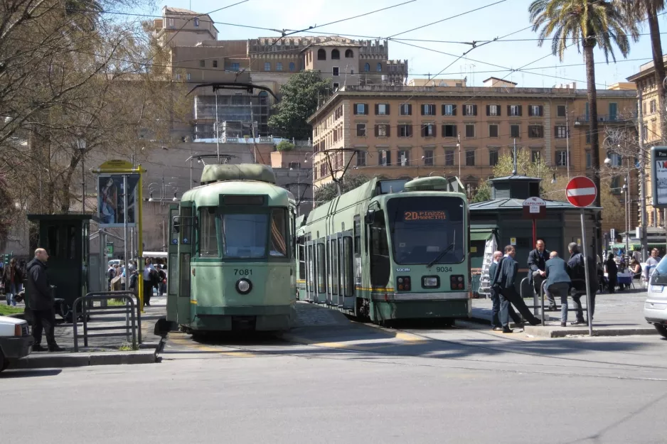 Rom sporvognslinje 19 med ledvogn 7081, forsiden Risorgimento S.Pietro (2010)