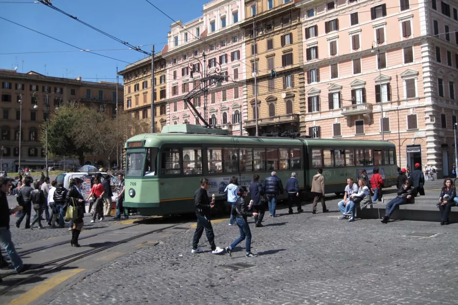 Rom sporvognslinje 19 med ledvogn 7109 ved Risorgimento S.Pietro (2010)