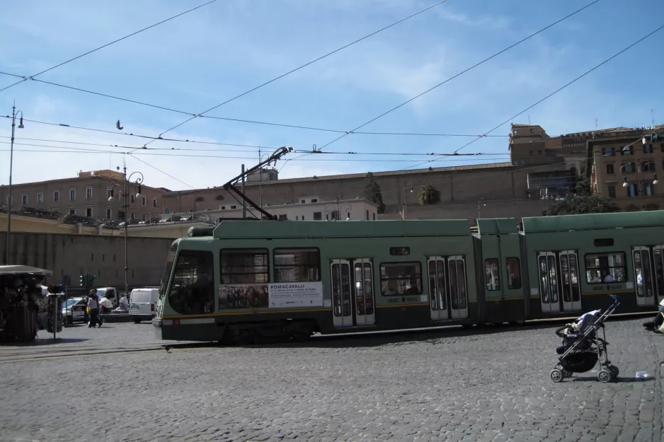 Rom sporvognslinje 3 med lavgulvsledvogn 9002 ved Risorgimento S.Pietro (2010)