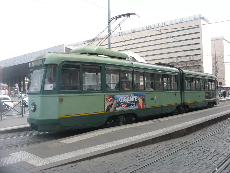Rom sporvognslinje 5 med ledvogn 7001 ved Termini (2016)