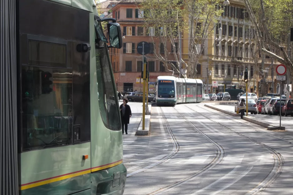 Rom sporvognslinje 8 med lavgulvsledvogn 9106 på Viale Trastevere (2010)