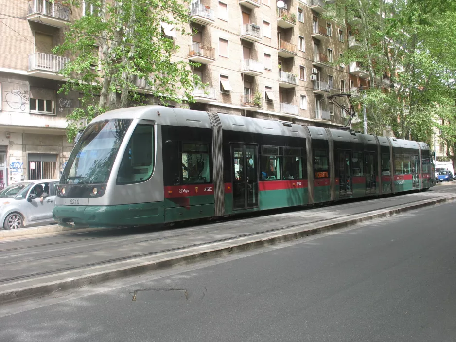 Rom sporvognslinje 8 med lavgulvsledvogn 9210 på Viale Trastevere (2016)