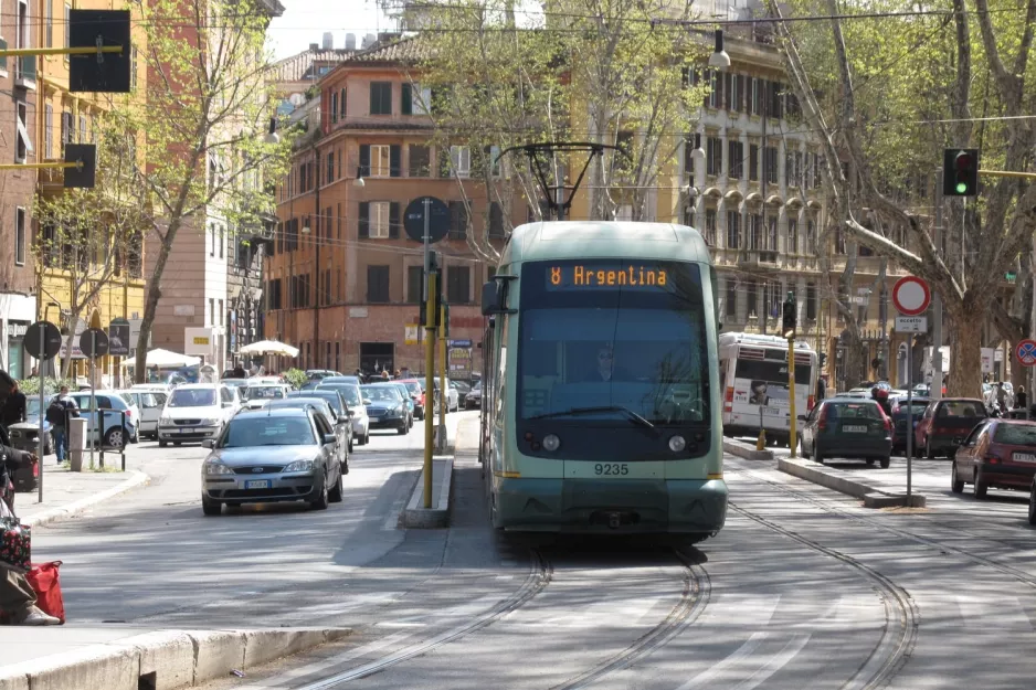 Rom sporvognslinje 8 med lavgulvsledvogn 9235 på Viale Trastevere (2010)