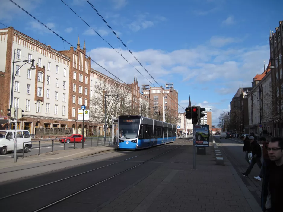 Rostock sporvognslinje 1 med lavgulvsledvogn 603 ved Lange Straße (2015)