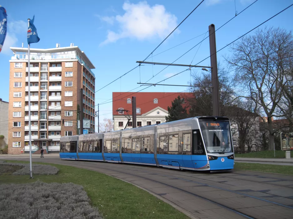 Rostock sporvognslinje 1 med lavgulvsledvogn 606 på Neuer Markt (2015)
