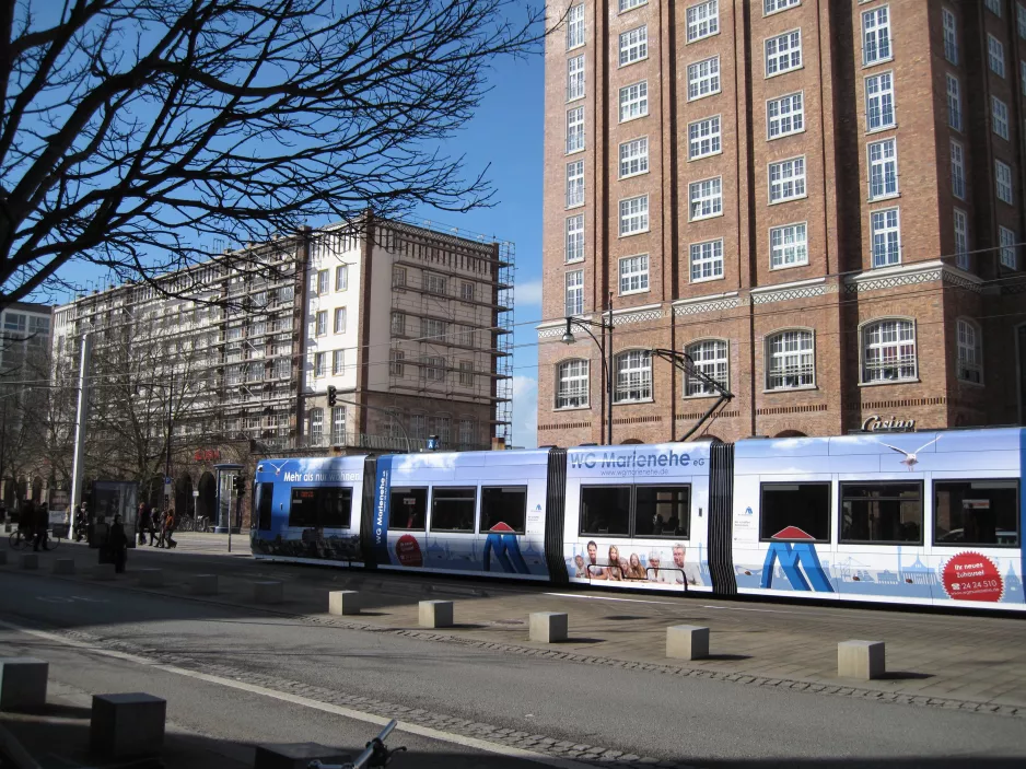 Rostock sporvognslinje 1 med lavgulvsledvogn 607, siden Lange Str. (2015)