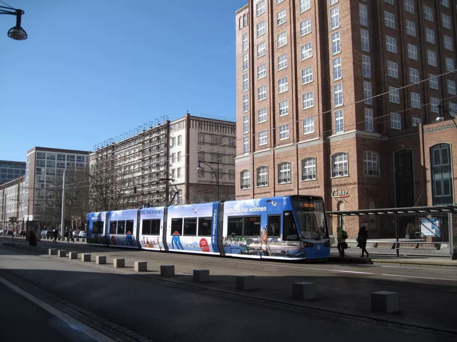 Rostock sporvognslinje 1 med lavgulvsledvogn 607 ved Lange Straße (2015)