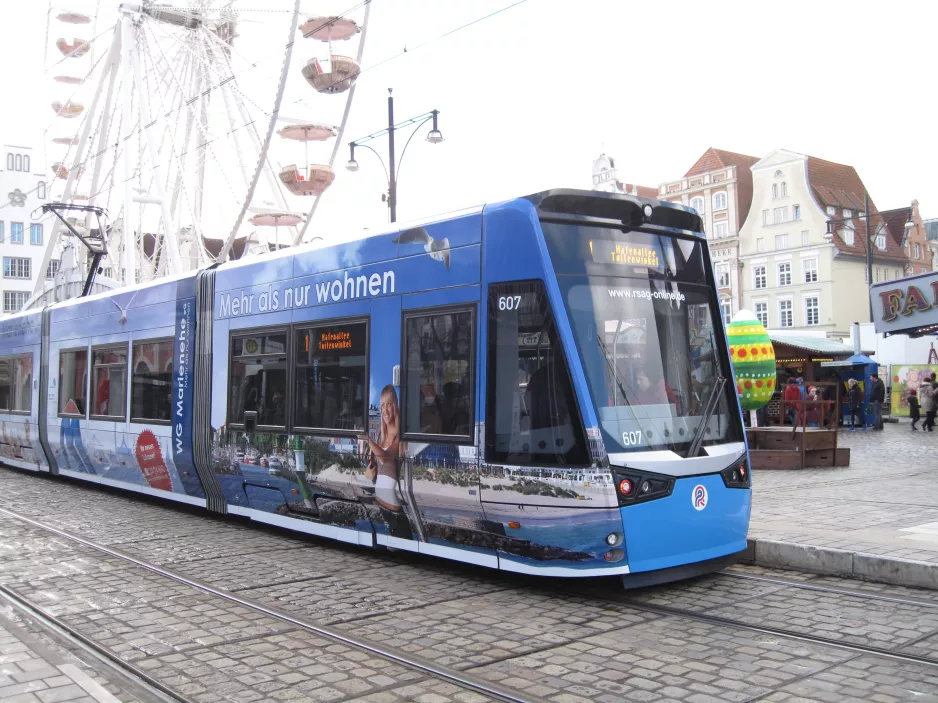Rostock sporvognslinje 1 med lavgulvsledvogn 607 ved Neuer Markt (2015)