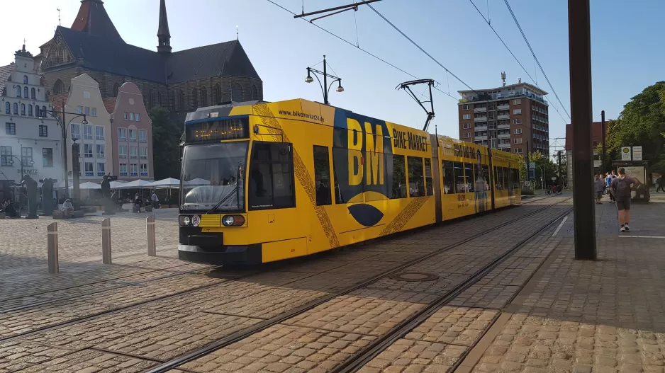 Rostock sporvognslinje 1 med lavgulvsledvogn 671 ved Neuer Markt (2022)