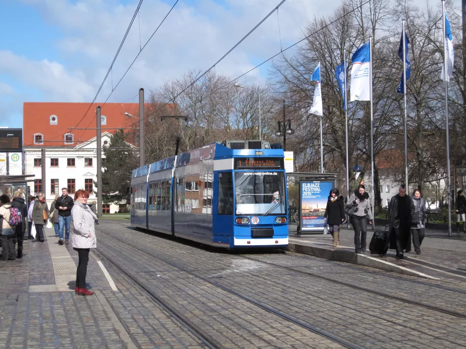 Rostock sporvognslinje 1 med lavgulvsledvogn 676 ved Neuer Markt (2015)