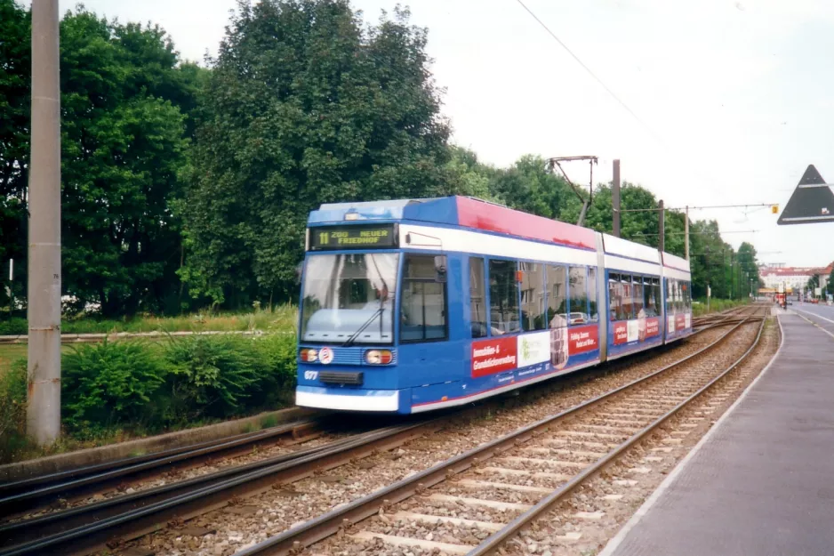 Rostock sporvognslinje 11 med lavgulvsledvogn 677 ved Platz der Jugend Rostock (2001)