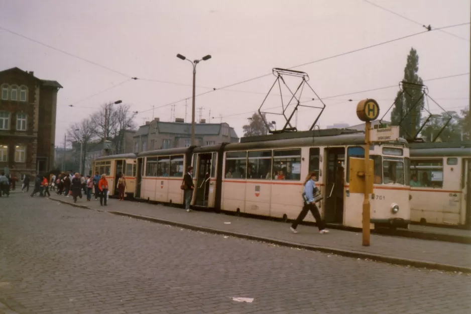 Rostock sporvognslinje 11 med ledvogn 701 ved Hauptbahnhof (1987)