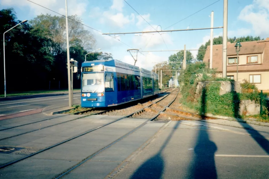 Rostock sporvognslinje 12 med lavgulvsledvogn 667 på Hamburger Str. (1995)