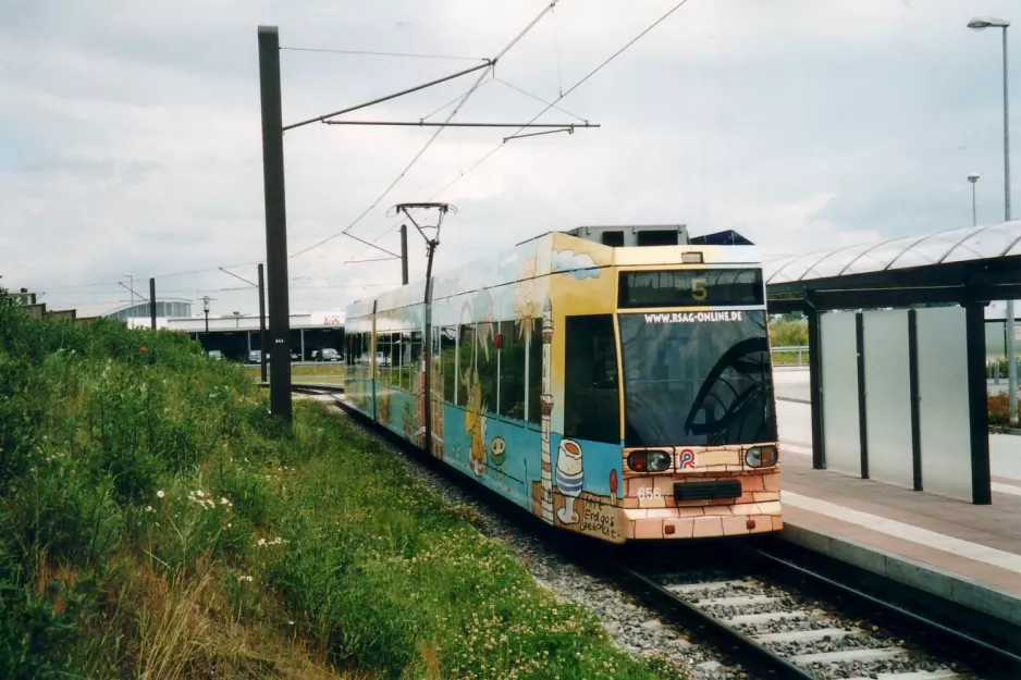 Rostock sporvognslinje 5 med lavgulvsledvogn 656 ved Südblick (2004)
