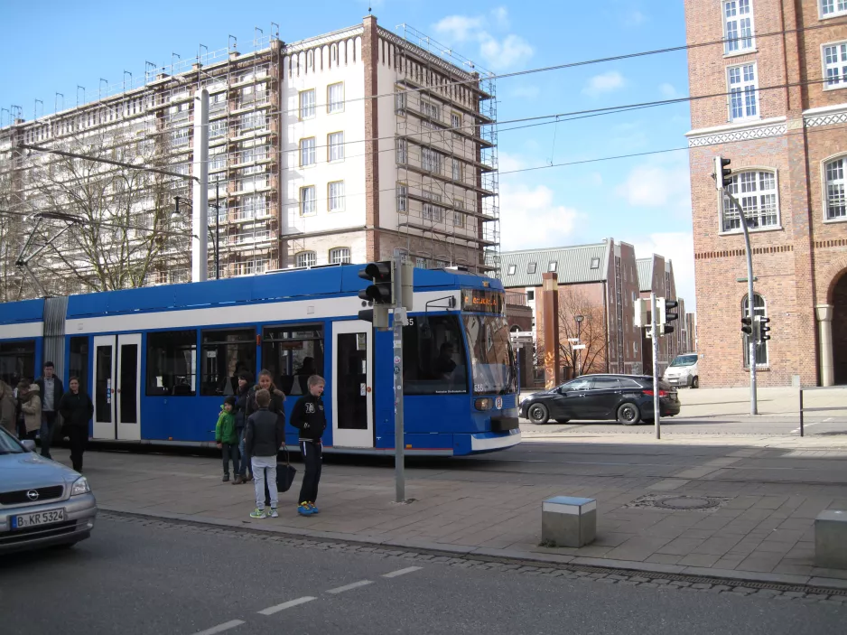 Rostock sporvognslinje 5 med lavgulvsledvogn 665 i krydset Lange Straße/Breite Straße (2015)