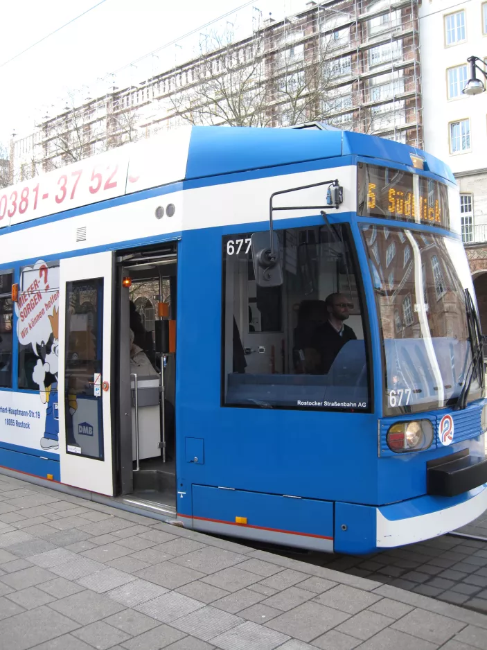 Rostock sporvognslinje 5 med lavgulvsledvogn 677, forsiden Lange Str. (2015)