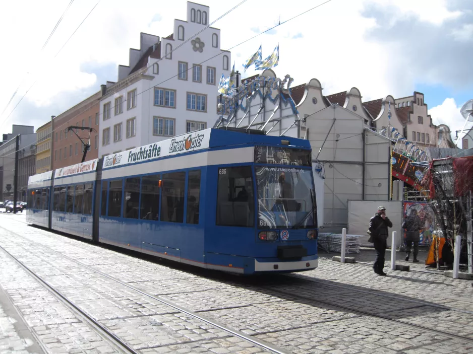 Rostock sporvognslinje 5 med lavgulvsledvogn 686, siden Neuer Markt (2015)