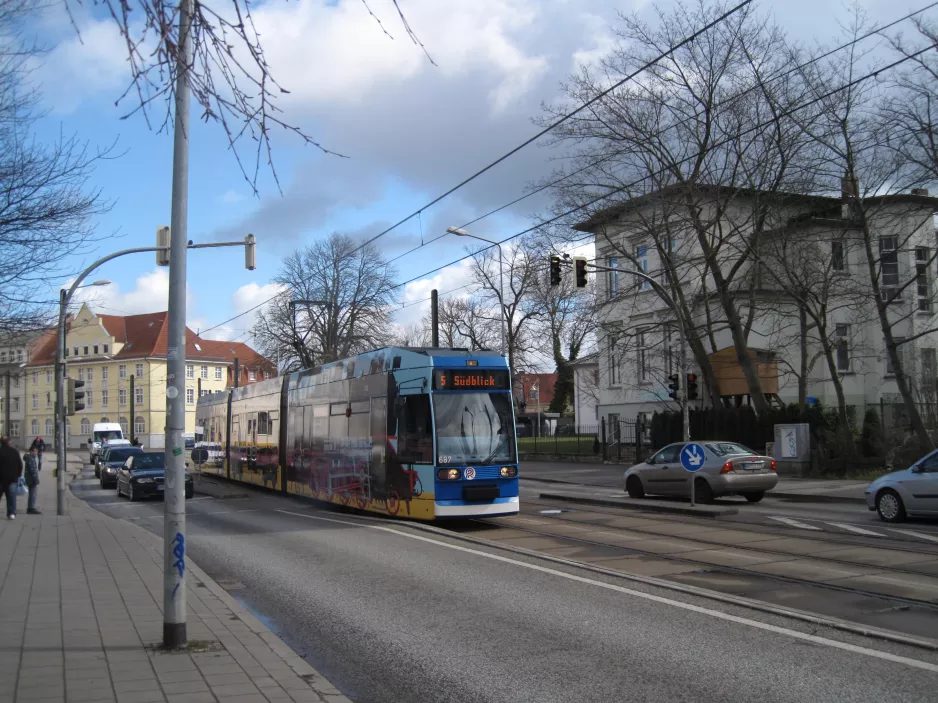 Rostock sporvognslinje 5 med lavgulvsledvogn 687 på Rosa-Luxemburg-Straße (2015)