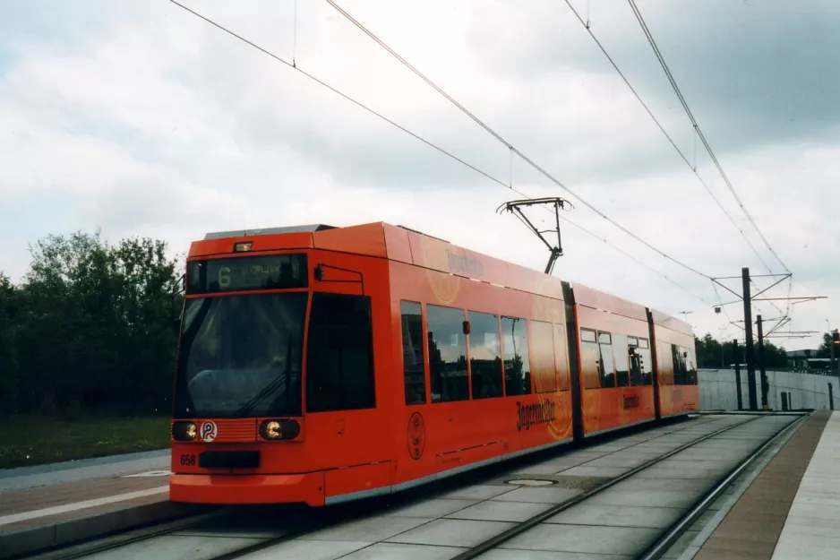 Rostock sporvognslinje 6 med lavgulvsledvogn 658 på Platz der Freundschaft (2004)