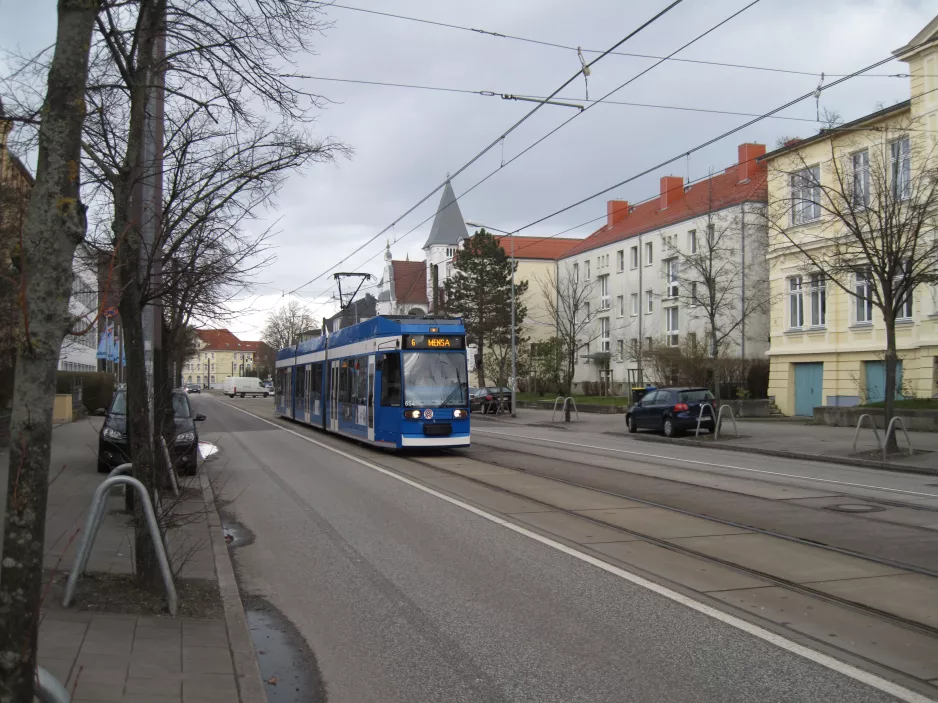 Rostock sporvognslinje 6 med lavgulvsledvogn 664 nær Paulstr. (2015)