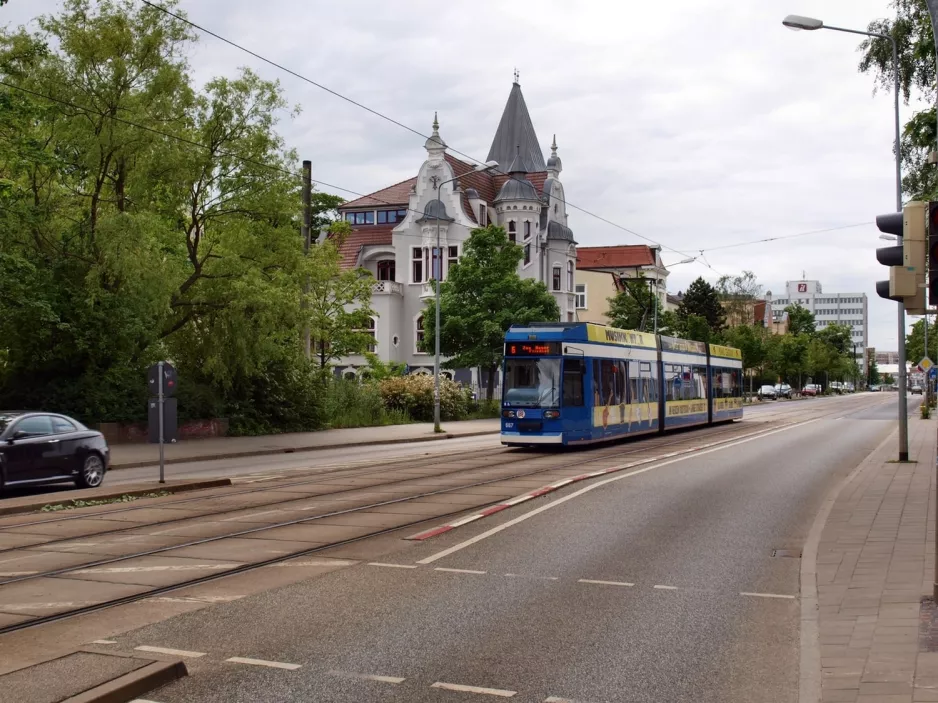 Rostock sporvognslinje 6 med lavgulvsledvogn 667 på Rosa-Luxemburg-Str. (2010)