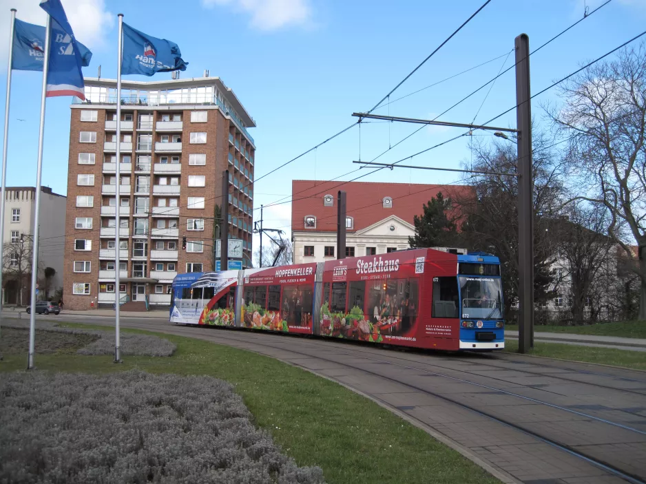 Rostock sporvognslinje 6 med lavgulvsledvogn 672 på Neuer Markt (2015)
