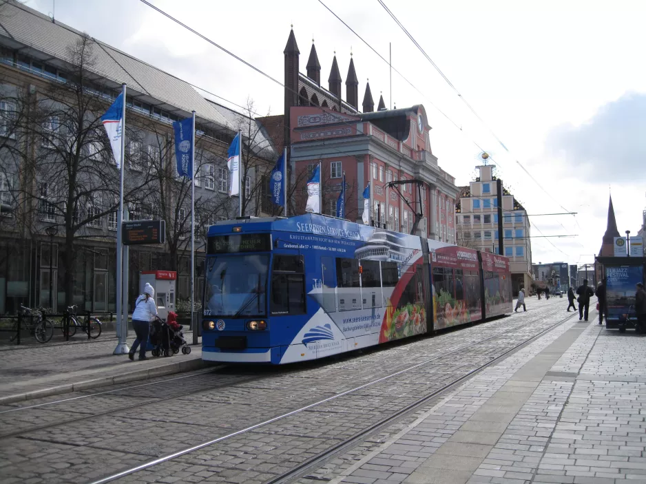 Rostock sporvognslinje 6 med lavgulvsledvogn 672 ved Neuer Markt (2015)