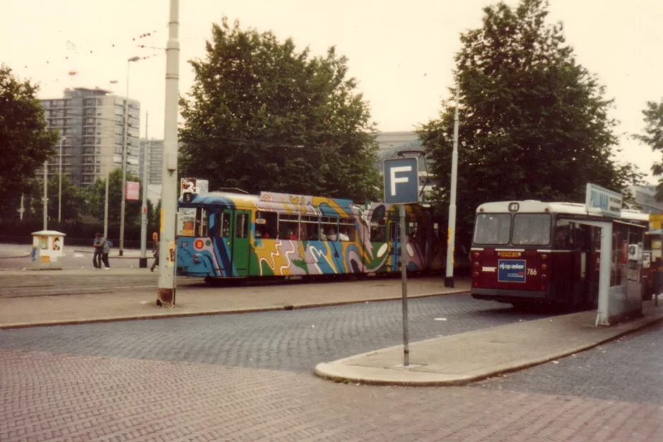 Rotterdam sporvognslinje 5 med ledvogn 360 ved Centraal (1981)