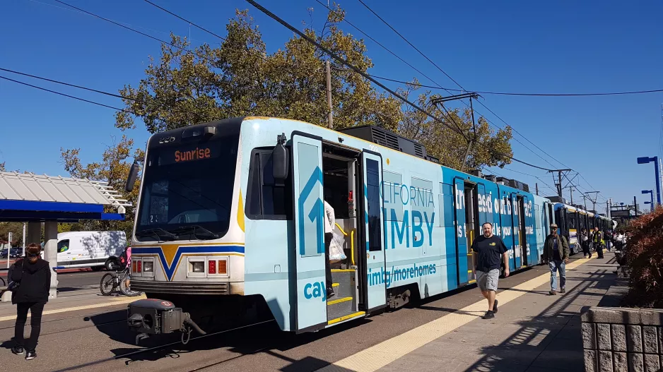 Sacramento sporvognslinje Guld med ledvogn 228 ved University/65th Street Station (2019)