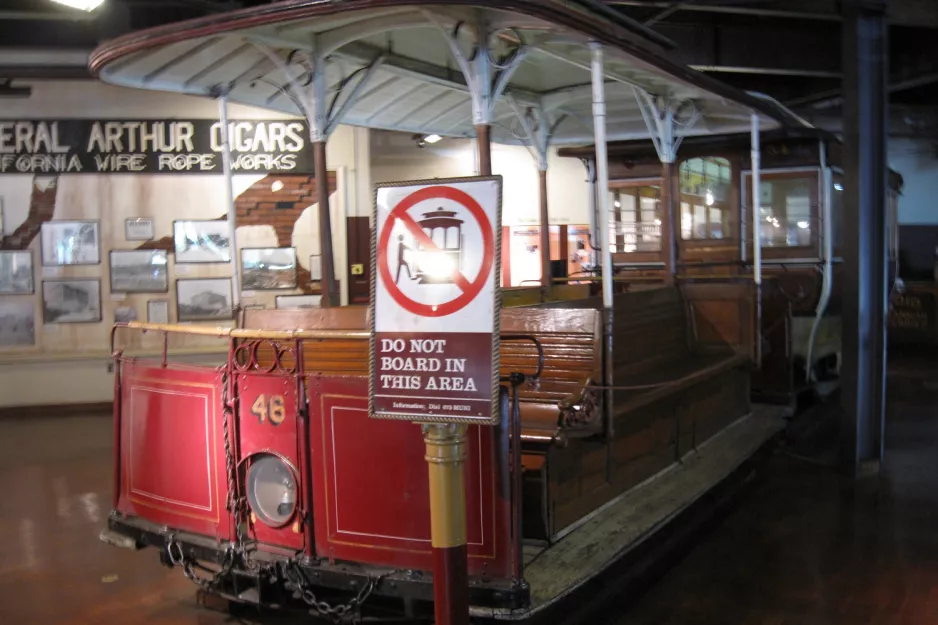 San Francisco åben kabelsporvogn 46 i Cable Car Museum (2010)