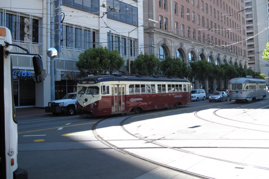 San Francisco F-Market & Wharves med motorvogn 1007 på Steuart Street (2010)
