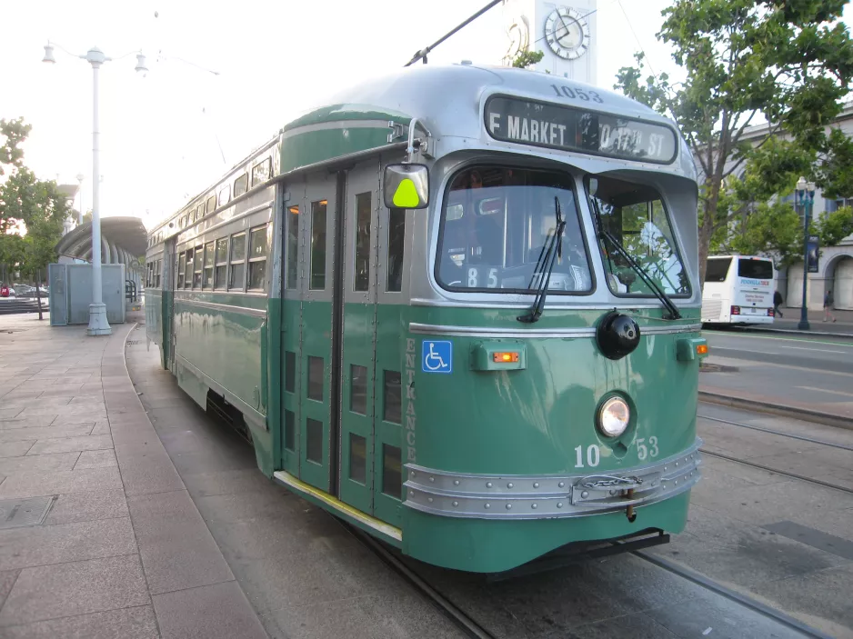 San Francisco F-Market & Wharves med motorvogn 1053 nær Embarcadero & Stockton (2016)