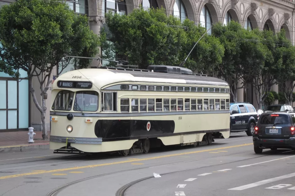 San Francisco F-Market & Wharves med motorvogn 1056 nær Don Chee Way & Steuart (2010)