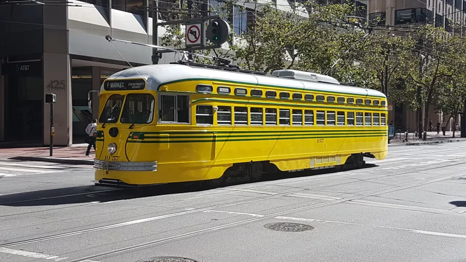 San Francisco F-Market & Wharves med motorvogn 1057 nær Market & Main (2019)