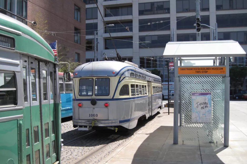 San Francisco F-Market & Wharves med motorvogn 1060 ved San Francisco Railway Museum (2010)