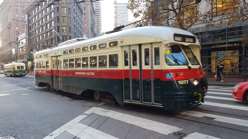 San Francisco F-Market & Wharves med motorvogn 1077 nær Market & Stockton (2019)