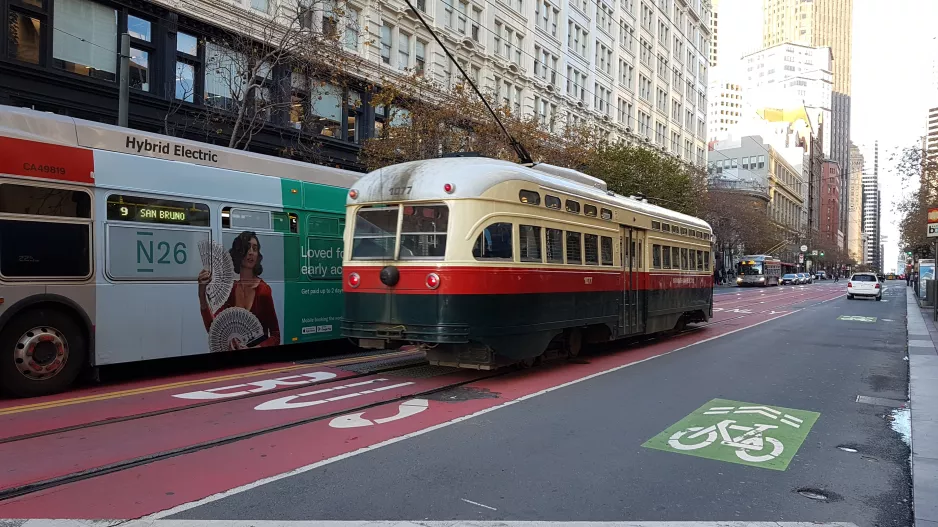 San Francisco F-Market & Wharves med motorvogn 1077 på Market Street, set bagfra (2019)